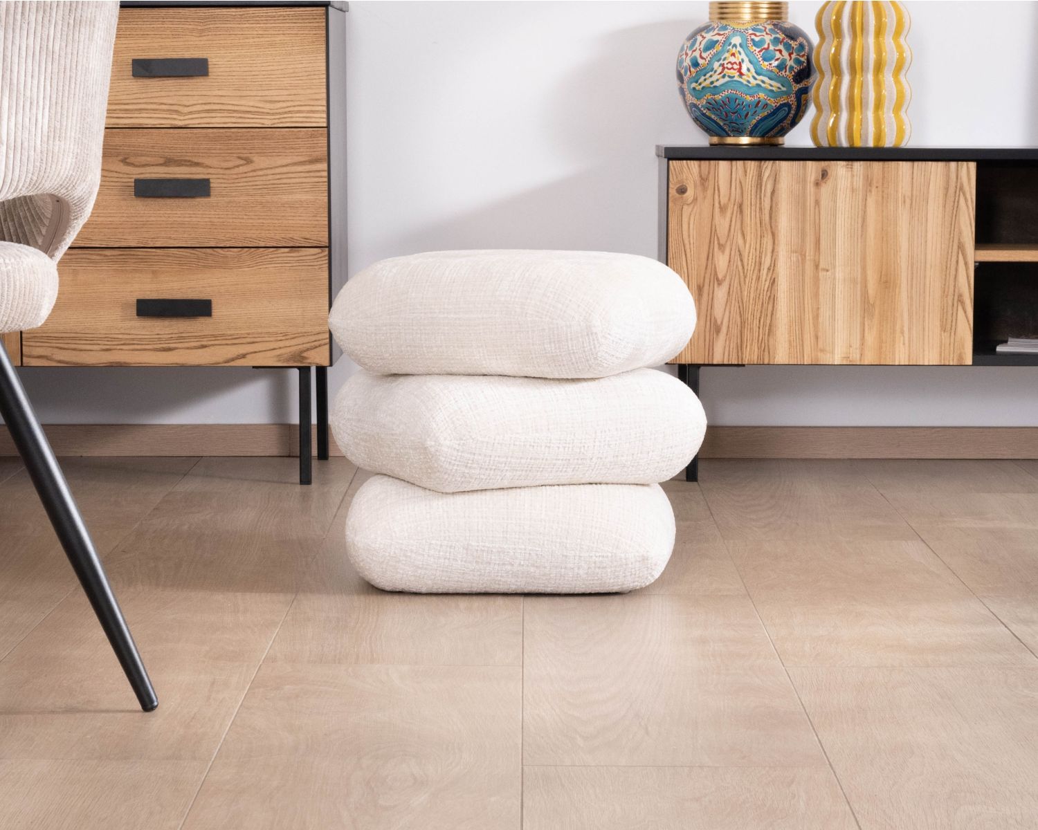 Puf giratorio «Flow», de estilo contemporáneo, en tejido trenzado de color crudo con reflejos sedosos