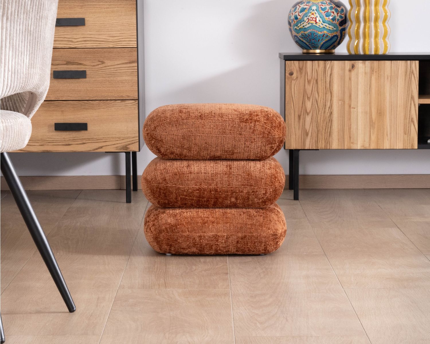 Puf giratorio de 3 niveles con diseño orgánico, confeccionado en tejido de trama cobriza «Flow», con un estilo retro chic