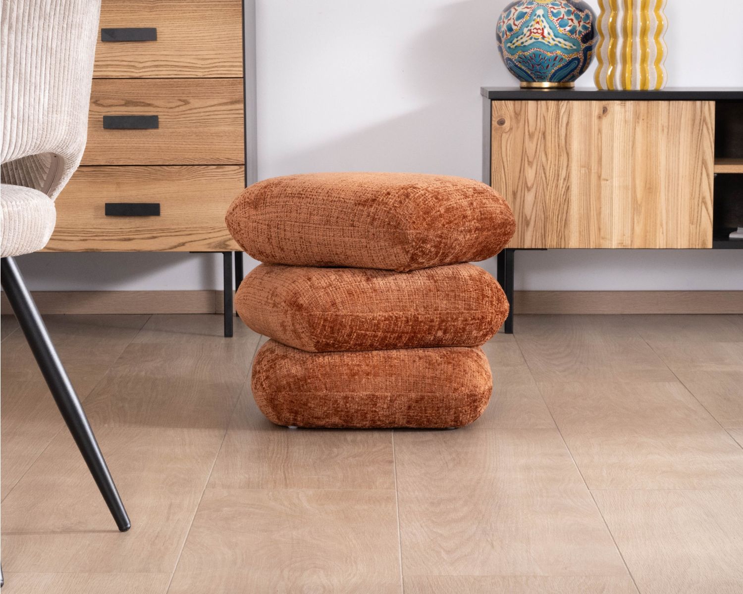 Puf giratorio de 3 niveles con diseño orgánico, confeccionado en tejido de trama cobriza «Flow», con un estilo retro chic