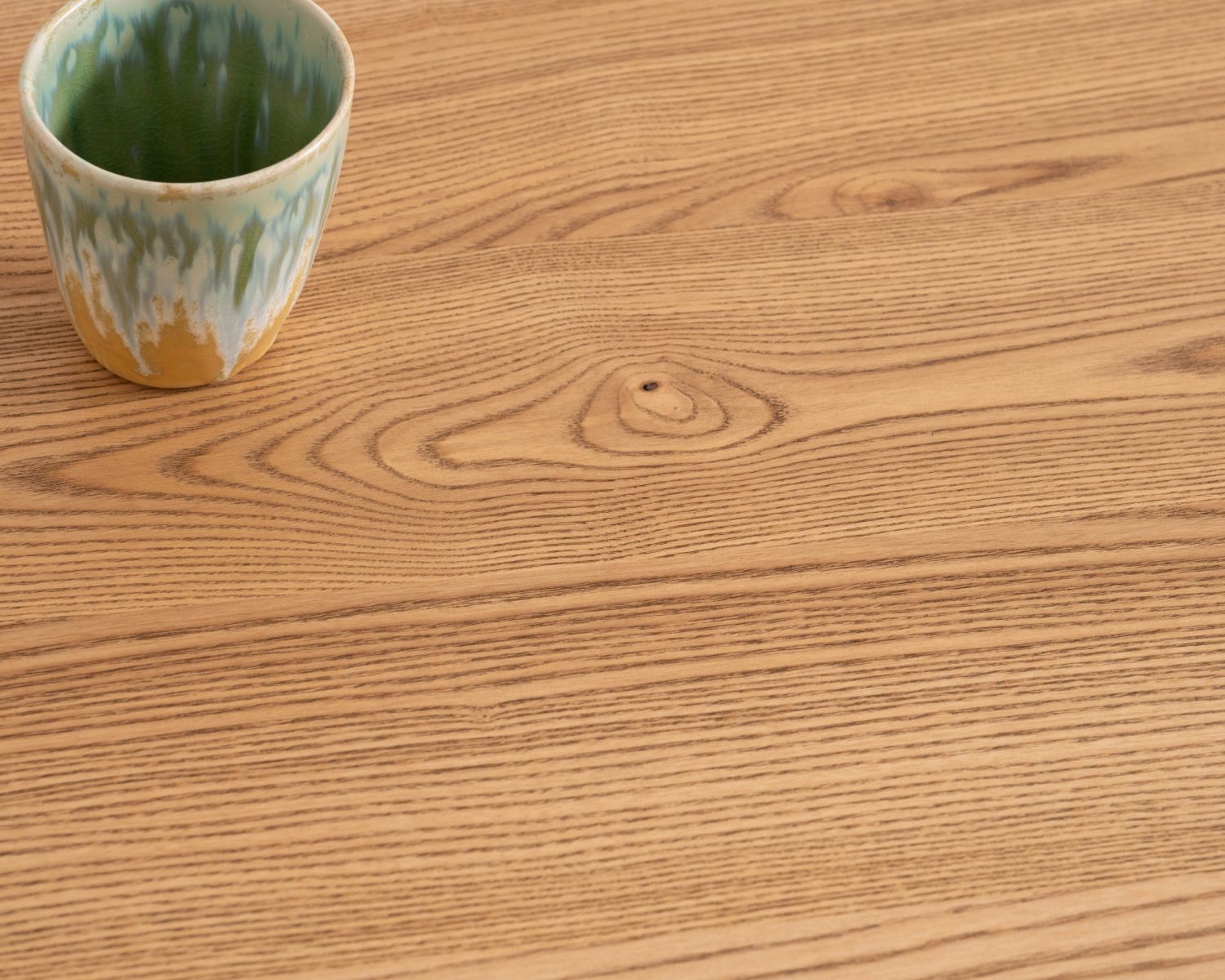 Mesa de centro de estilo «newtro» en madera maciza natural y negra «Sydney» con puertas correderas