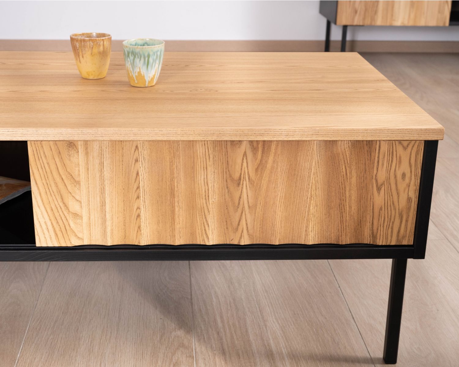 Mesa de centro de estilo «newtro» en madera maciza natural y negra «Sydney» con puertas correderas