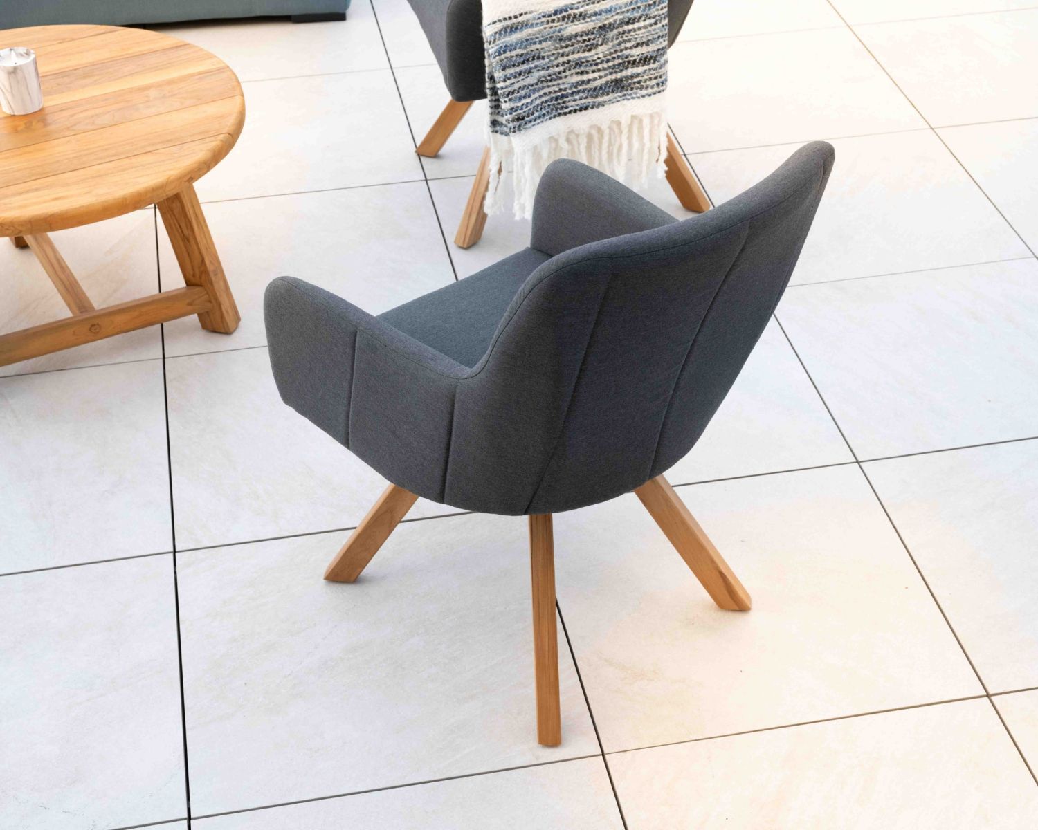 Silla de tela Sunbrella gris oscuro y patas de teca «Lombok»