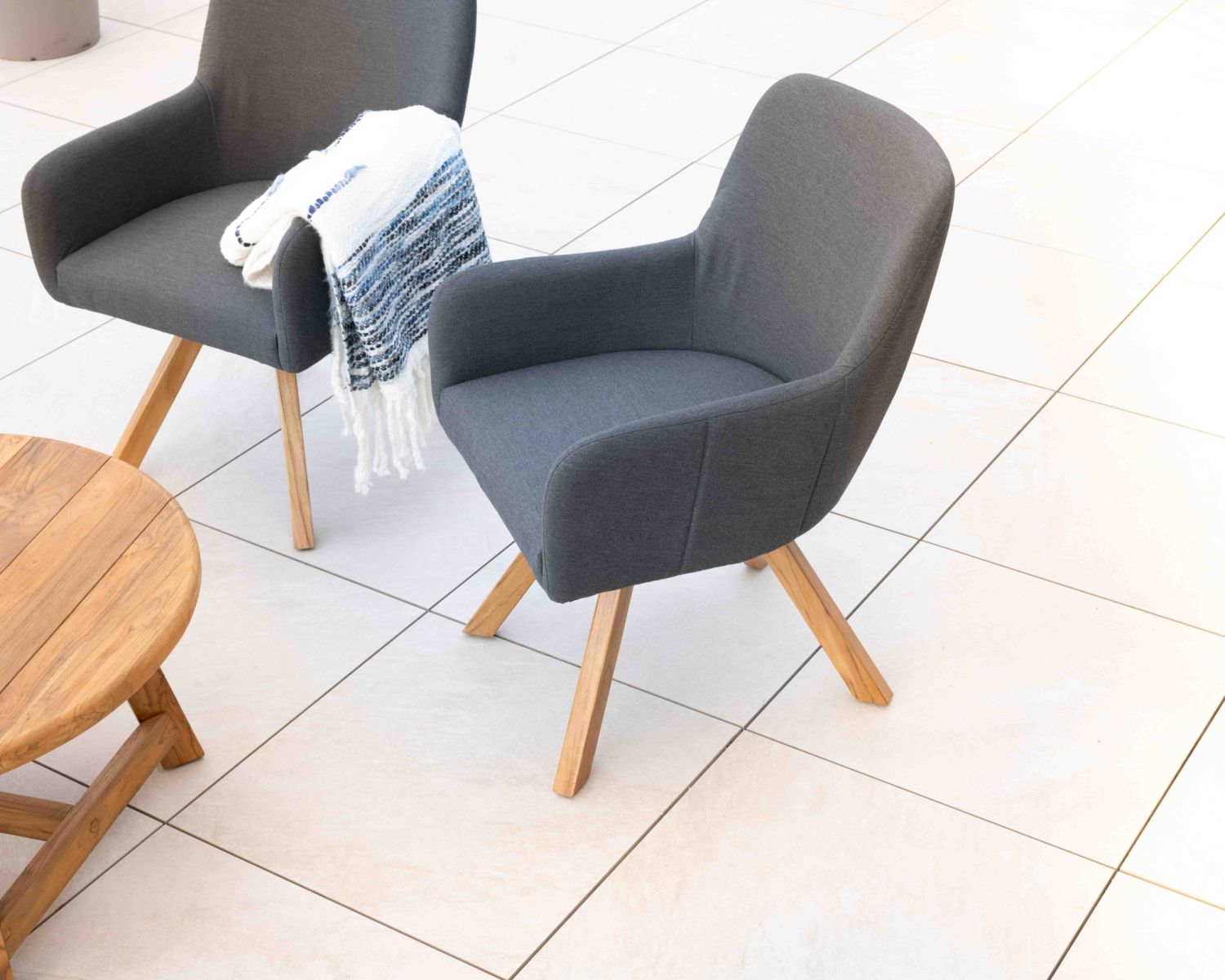 Silla de tela Sunbrella gris oscuro y patas de teca «Lombok»