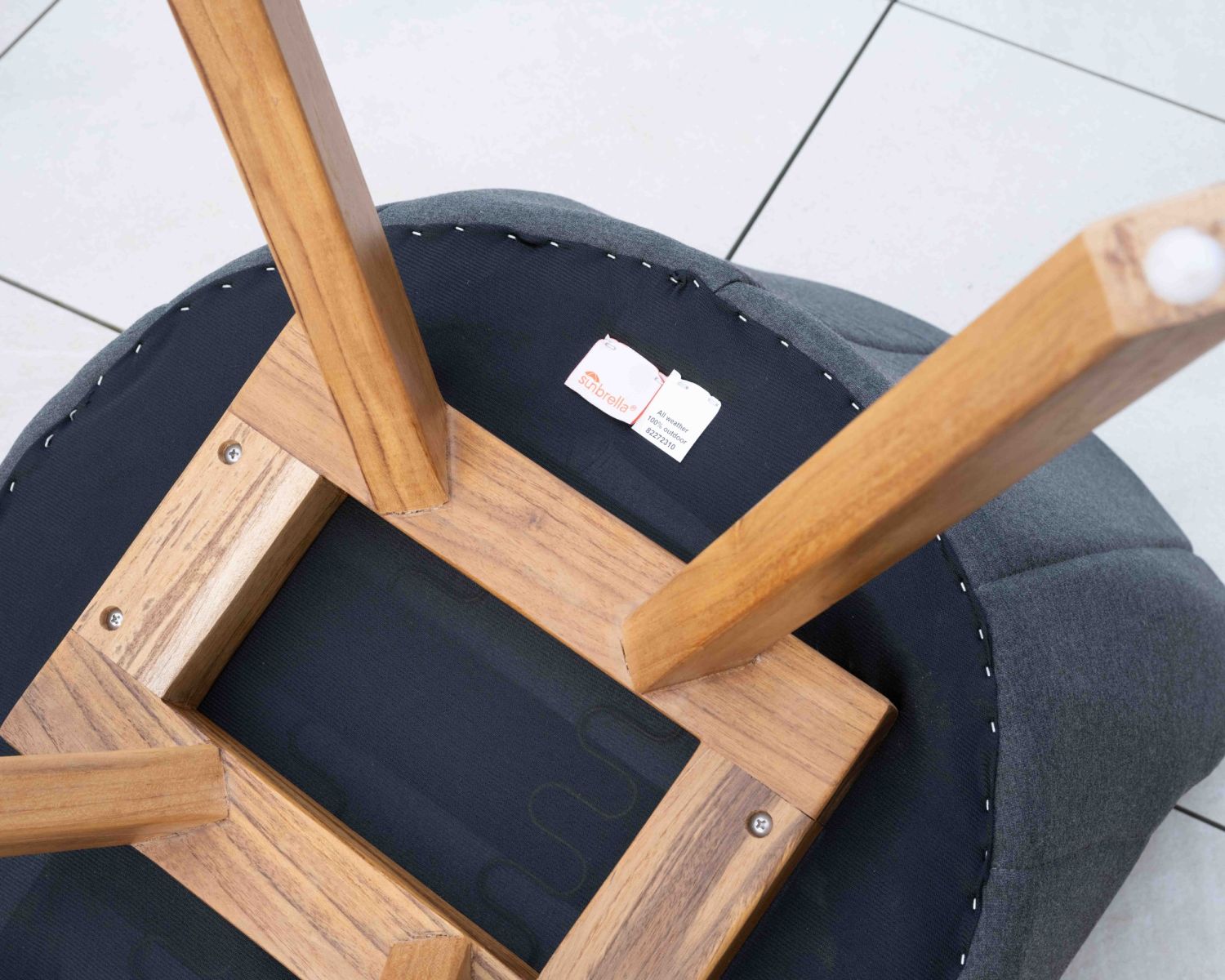 Silla de tela Sunbrella gris oscuro y patas de teca «Lombok»