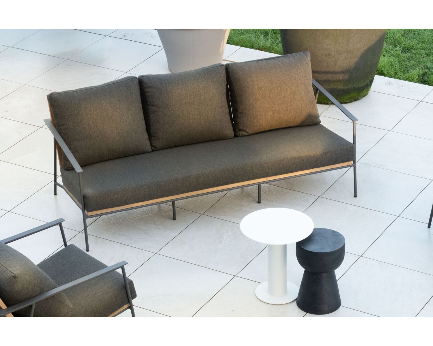 Conjunto de jardín de 3 piezas en aluminio, teca y tejido especial para exteriores de color gris oscuro «Hélios»