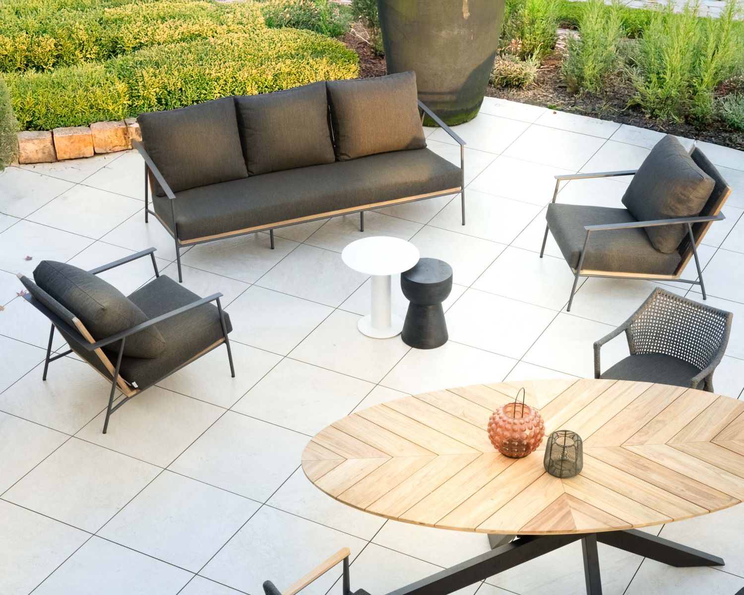 Conjunto de jardín de 3 piezas en aluminio, teca y tejido especial para exteriores de color gris oscuro «Hélios»