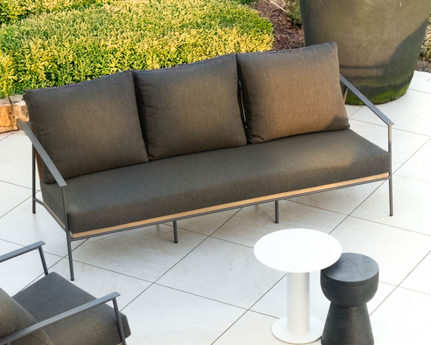 Conjunto de jardín de 3 piezas en aluminio, teca y tejido especial para exteriores de color gris oscuro «Hélios»