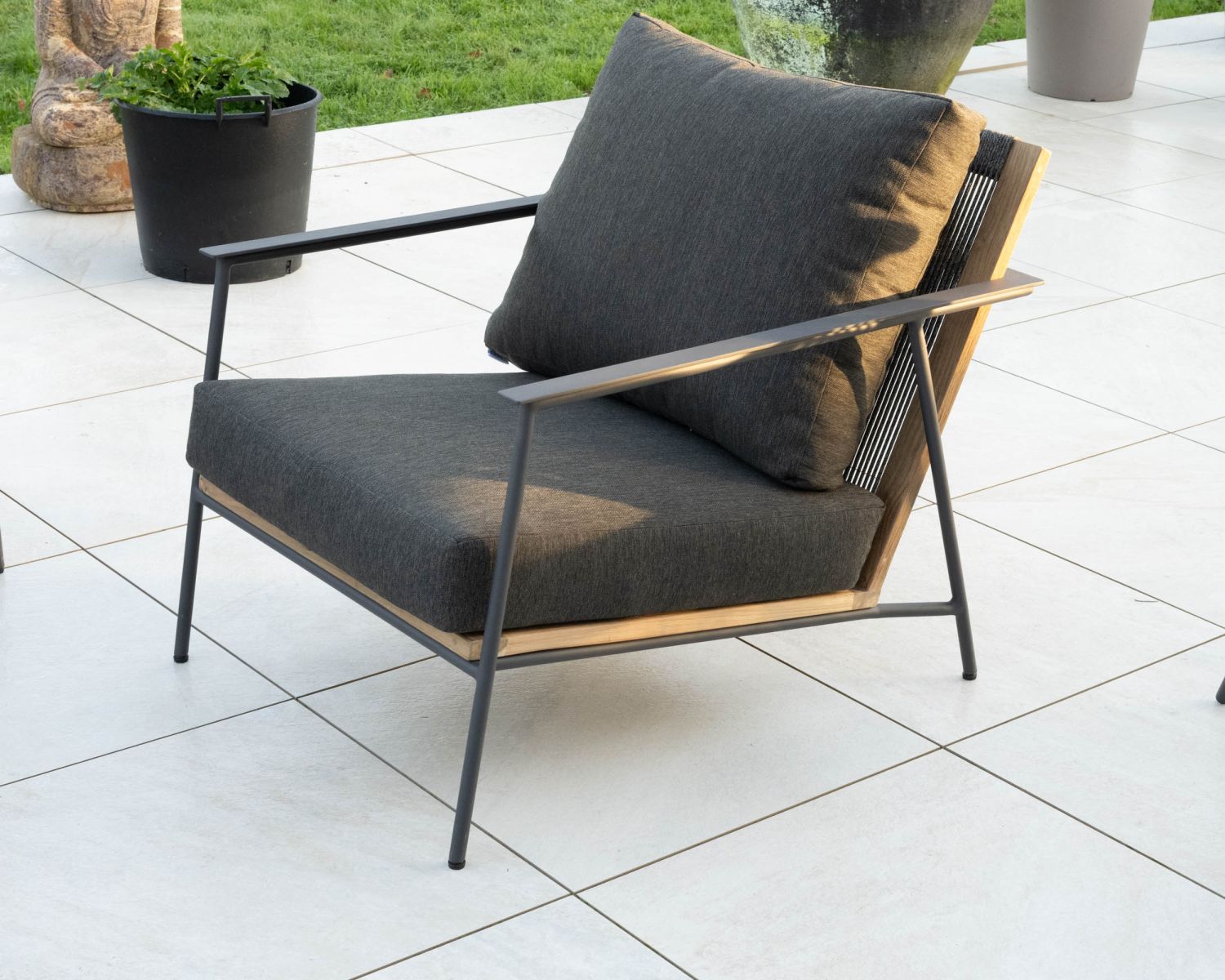Conjunto de jardín de 3 piezas en aluminio, teca y tejido especial para exteriores de color gris oscuro «Hélios»