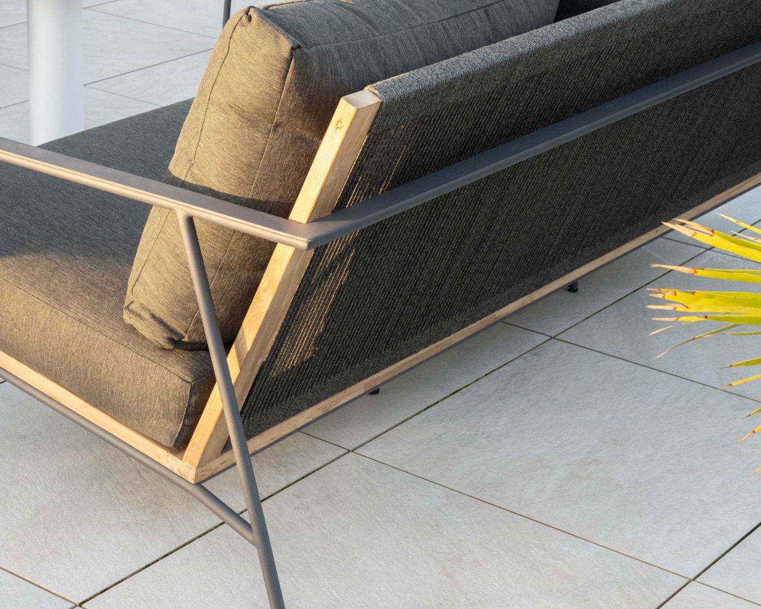 Conjunto de jardín de 3 piezas en aluminio, teca y tejido especial para exteriores de color gris oscuro «Hélios»
