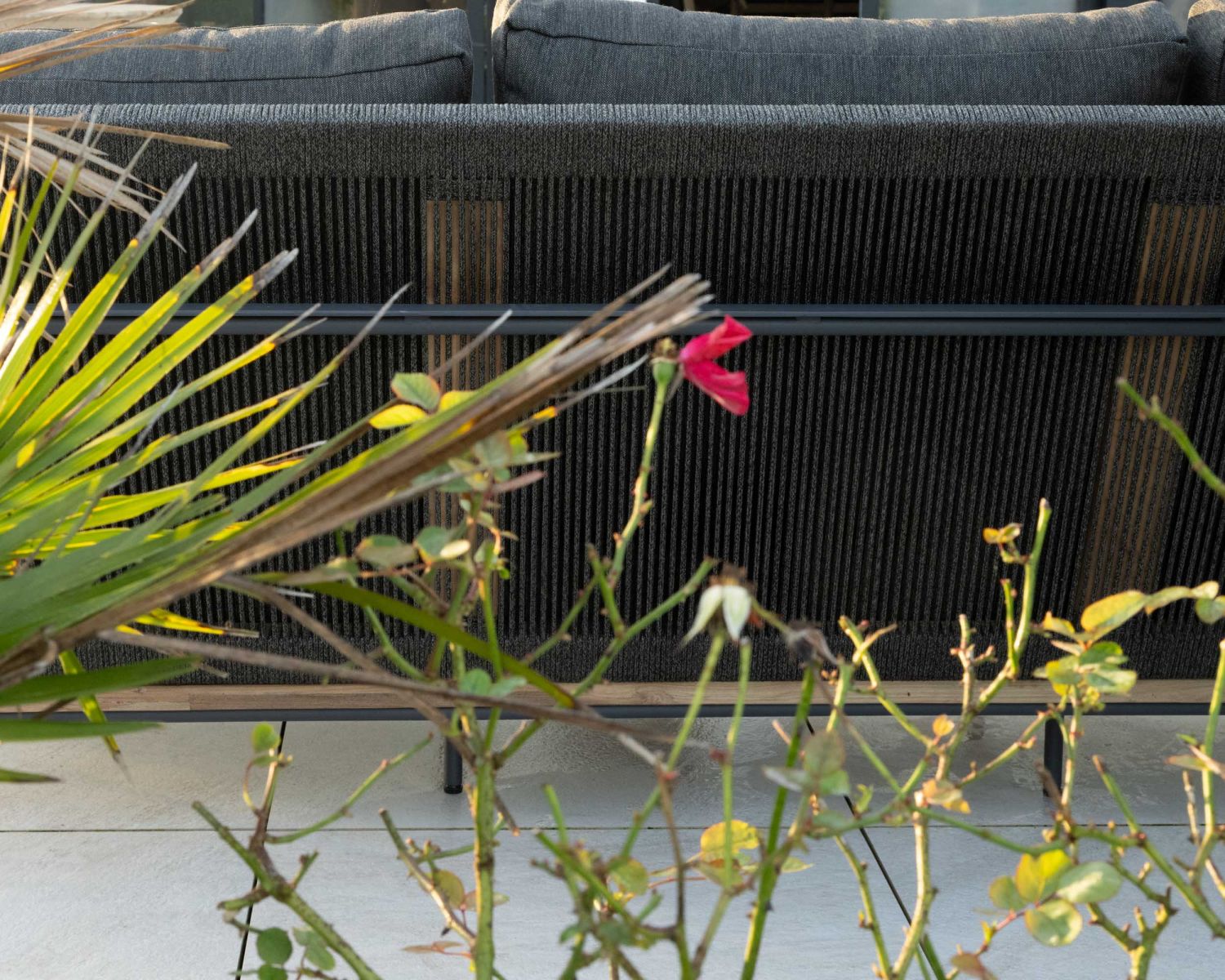 Conjunto de jardín de 3 piezas en aluminio, teca y tejido especial para exteriores de color gris oscuro «Hélios»