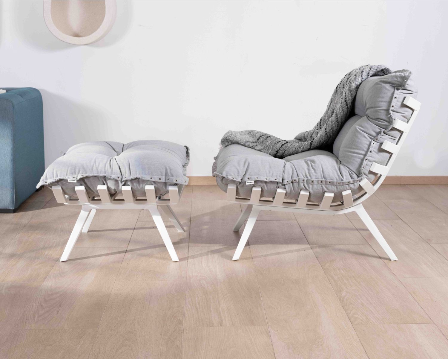 Sillón de descanso de tela gris claro, muy cómodo, con puf «Lisca»