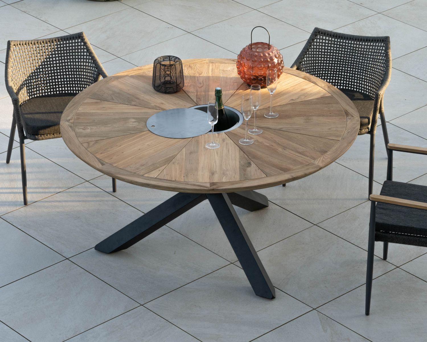 Mesa de jardín de alta gama «Hélios» con tablero en forma de roseta y cubitera integrada 