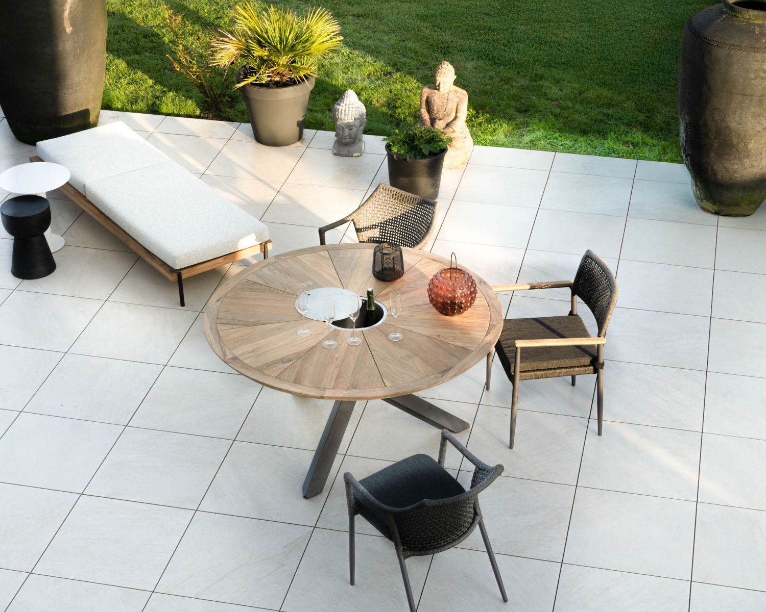 Mesa de jardín de alta gama «Hélios» con tablero en forma de roseta y cubitera integrada 