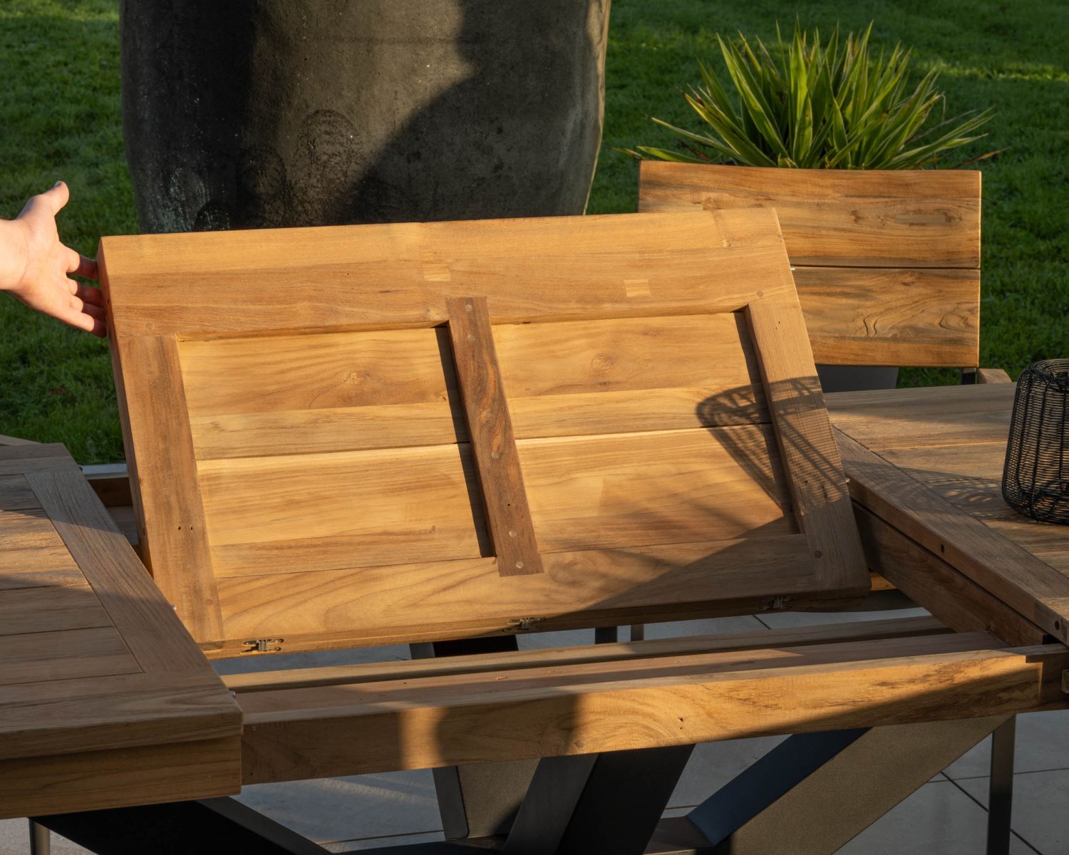 Mesa de jardín de teca de 180 a 260 cm «Hélios» con patas en forma de cruz de aluminio negro
