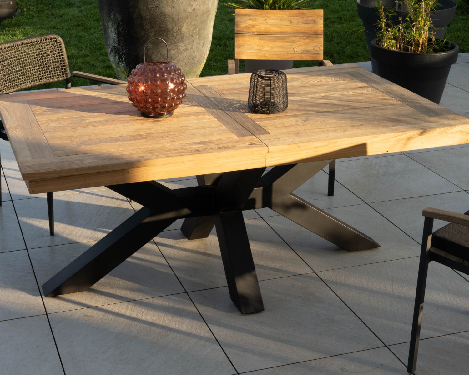 Mesa de jardín de teca de 180 a 260 cm «Hélios» con patas en forma de cruz de aluminio negro
