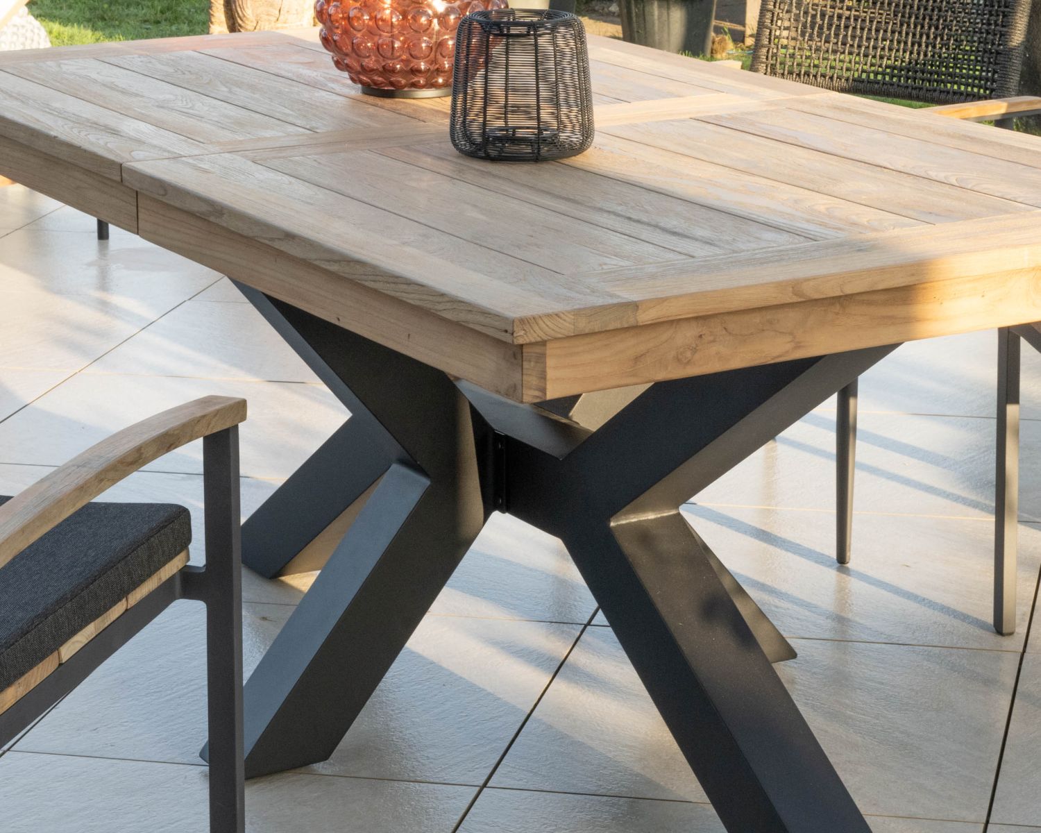 Mesa de jardín de teca de 180 a 260 cm «Hélios» con patas en forma de cruz de aluminio negro