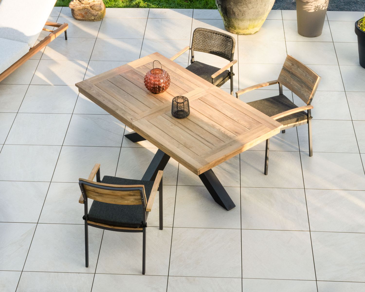 Mesa de jardín de teca de 180 a 260 cm «Hélios» con patas en forma de cruz de aluminio negro