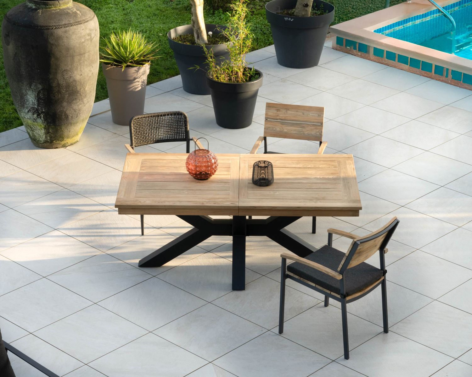Mesa de jardín de teca de 180 a 260 cm «Hélios» con patas en forma de cruz de aluminio negro