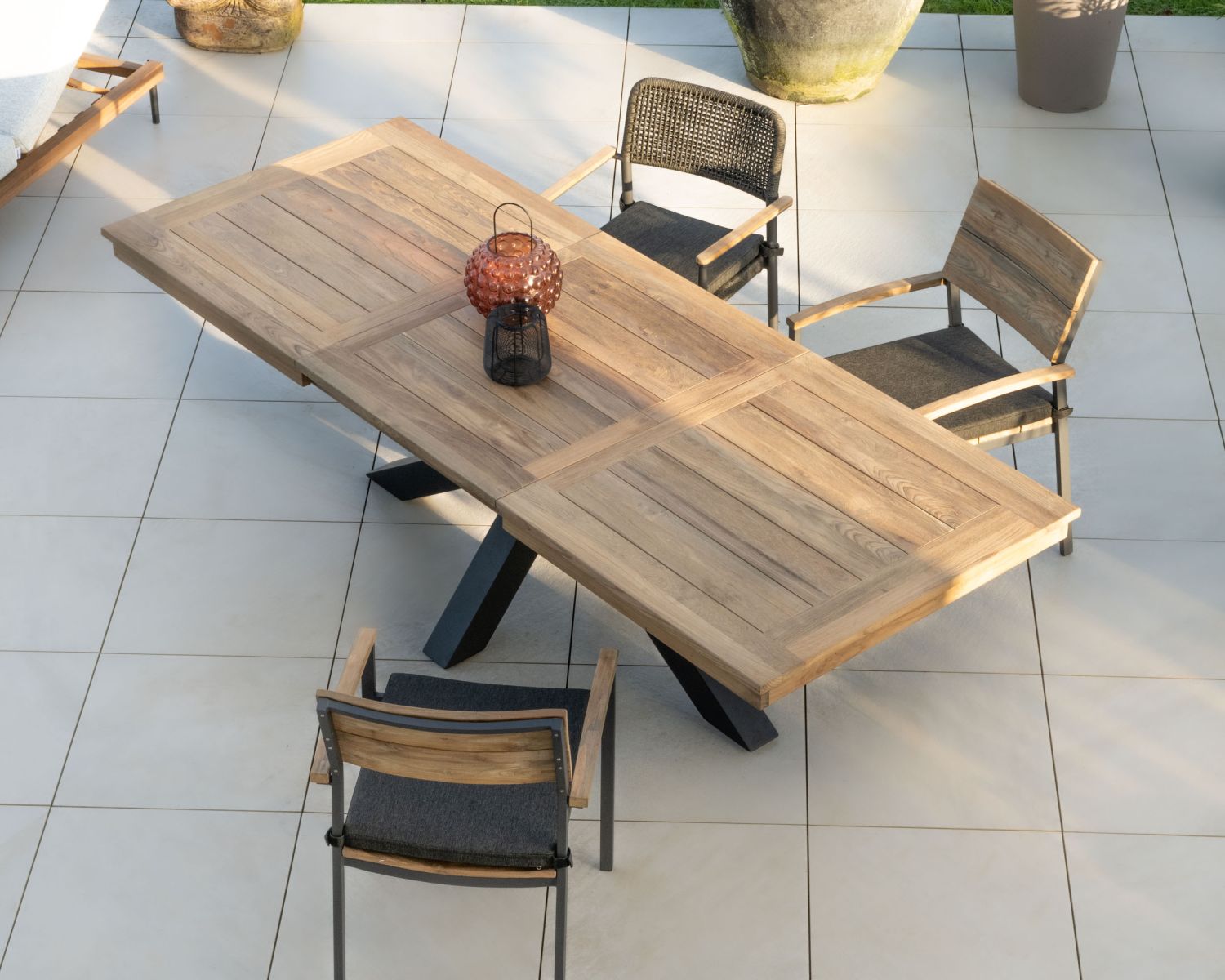 Mesa de jardín de teca de 180 a 260 cm «Hélios» con patas en forma de cruz de aluminio negro