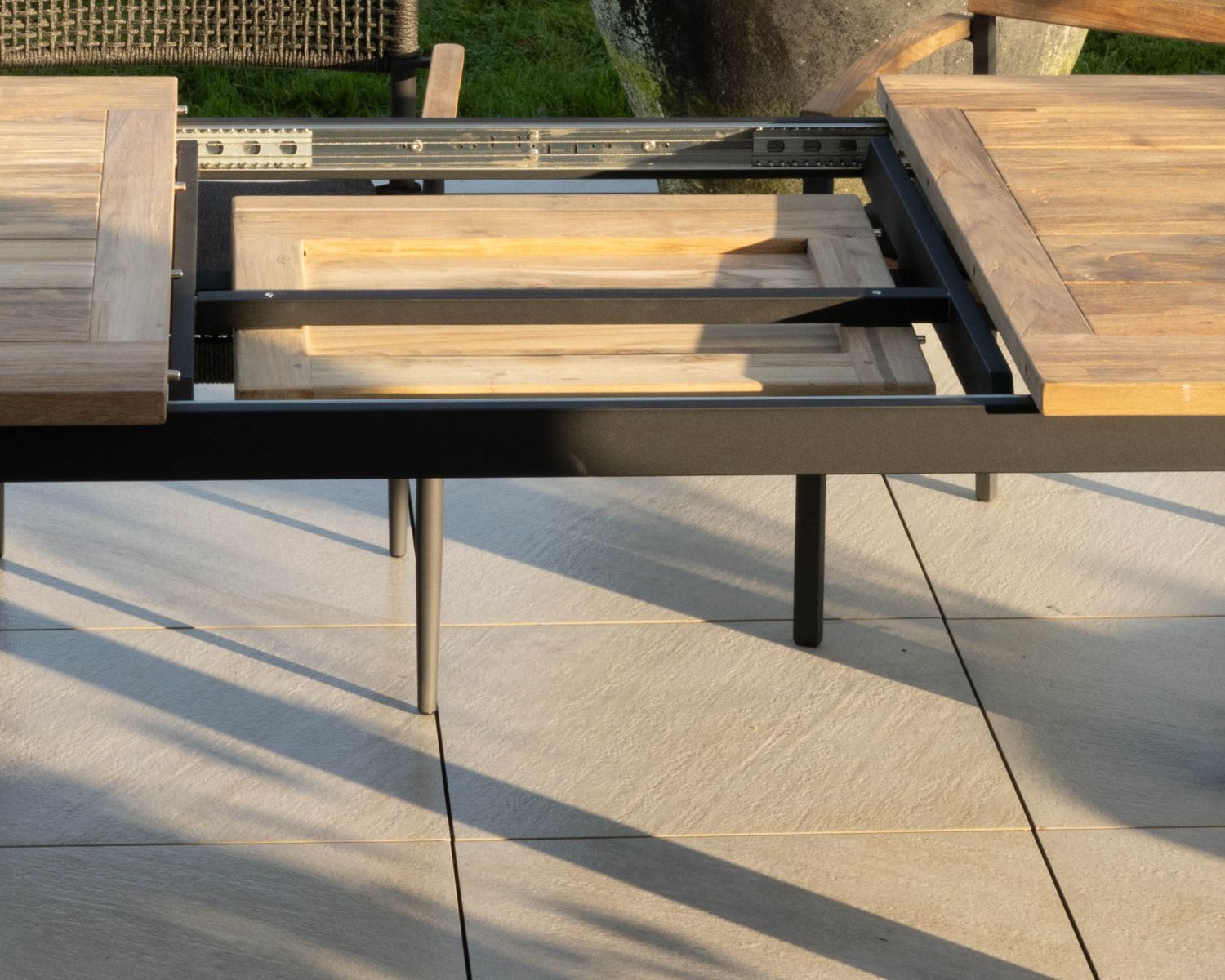 Mesa de jardín de 180 a 240 cm con extensión central «Ozone», de teca y aluminio