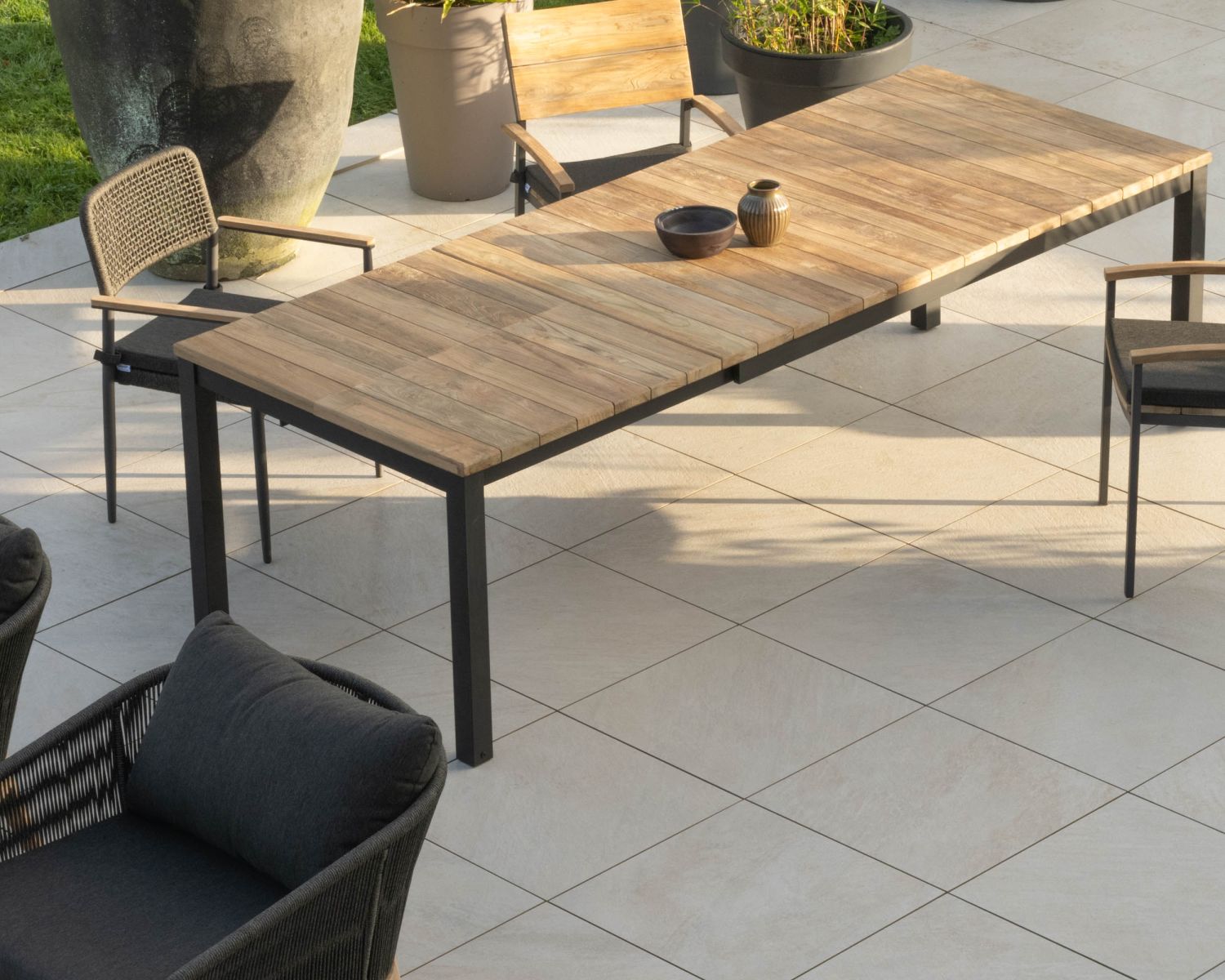 Mesa de jardín extensible de 180 a 260 cm, de teca y aluminio negro «Ozone»