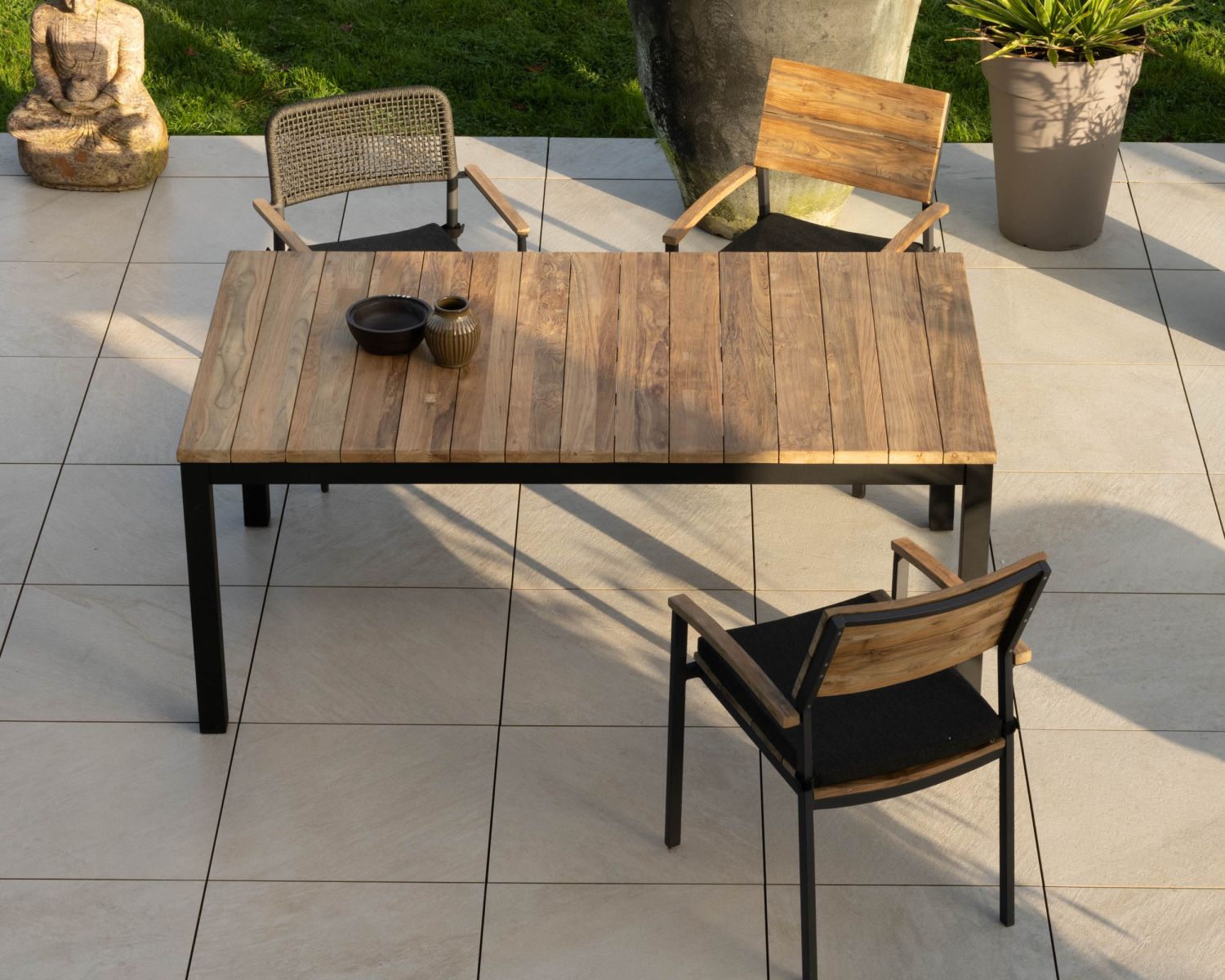 Mesa de jardín extensible de 180 a 260 cm, de teca y aluminio negro «Ozone»