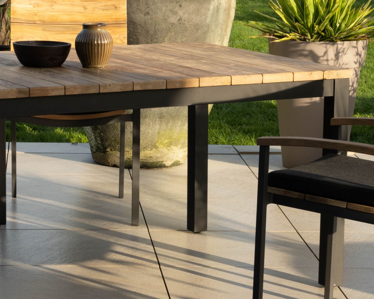 Mesa de jardín extensible de 180 a 260 cm, de teca y aluminio negro «Ozone»