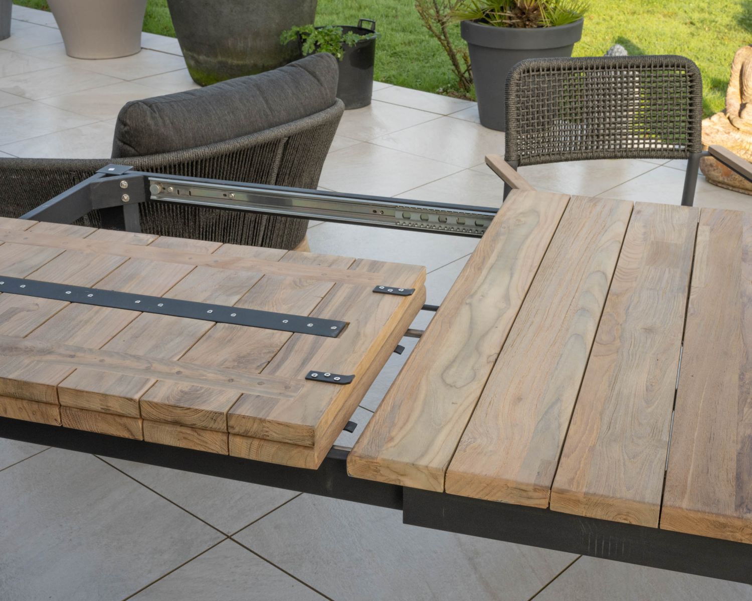 Mesa de jardín extensible de 180 a 260 cm, de teca y aluminio negro «Ozone»