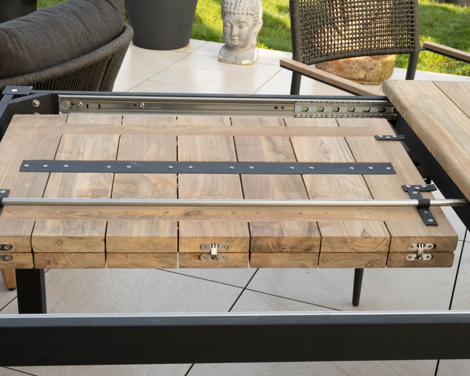 Mesa de jardín extensible de 180 a 260 cm, de teca y aluminio negro «Ozone»