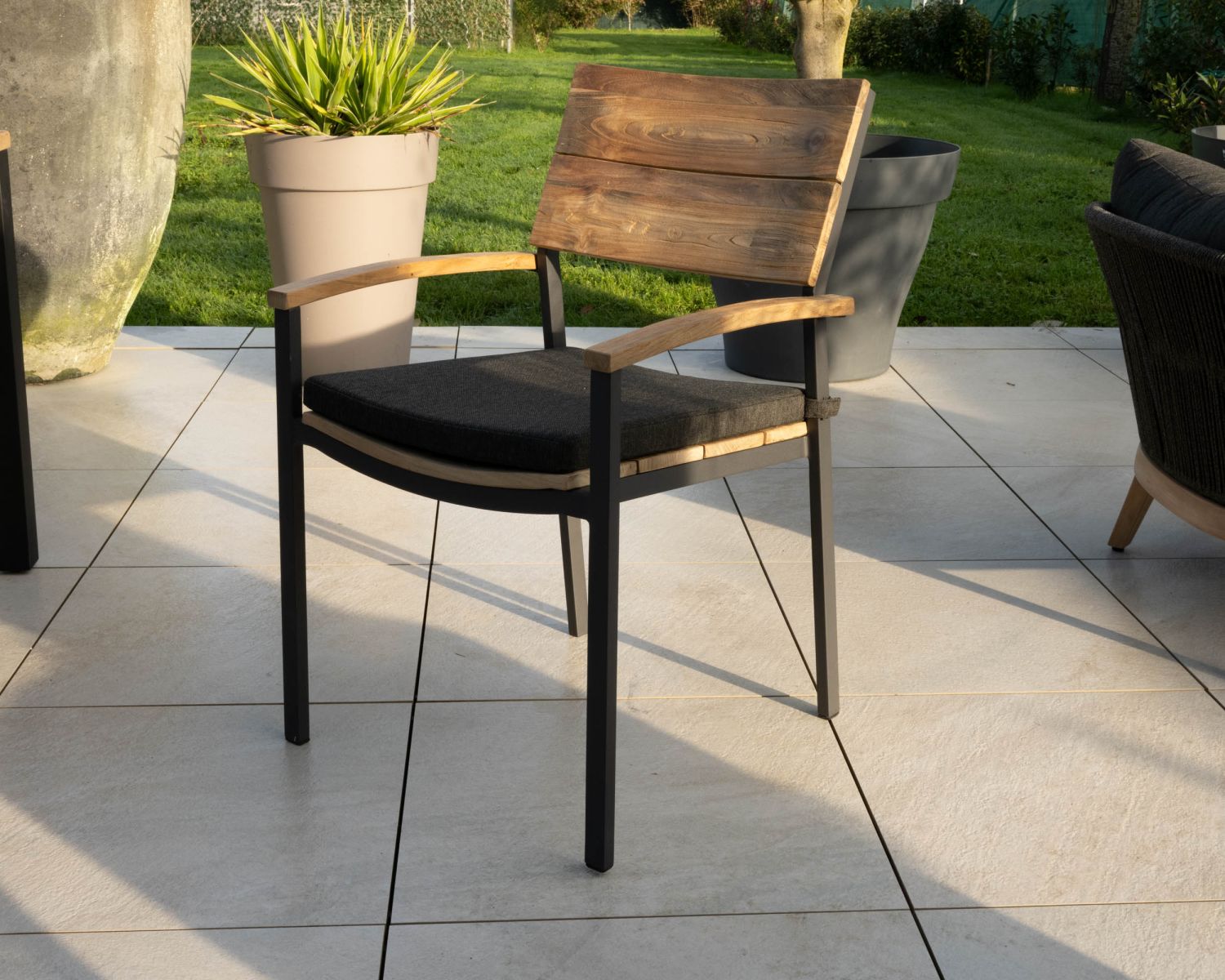 Silla de jardín de alta gama de teca y aluminio «Chair'ming» con cojín de tela gris