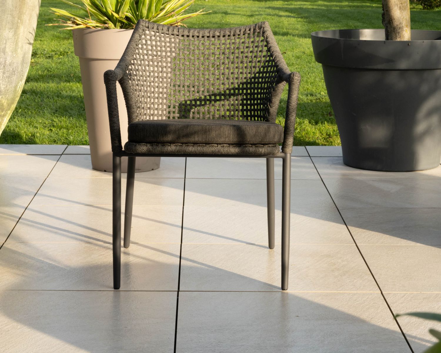 Lote de 2 sillas de jardín envolventes de cuerda trenzada gris oscuro «Chair'ming»
