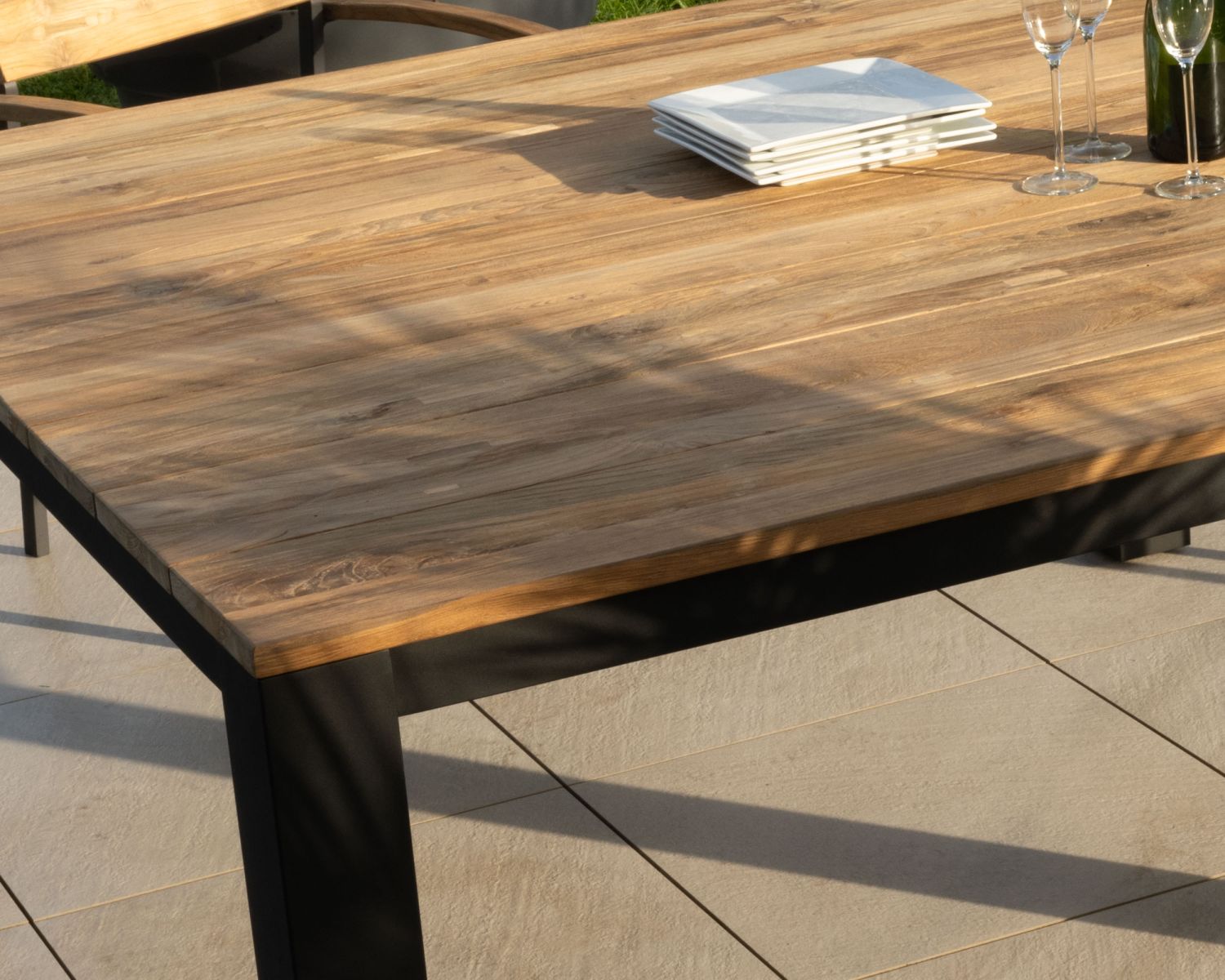 Mesa cuadrada de 160 cm de aluminio y teca reciclada «Ozone» para jardín contemporáneo