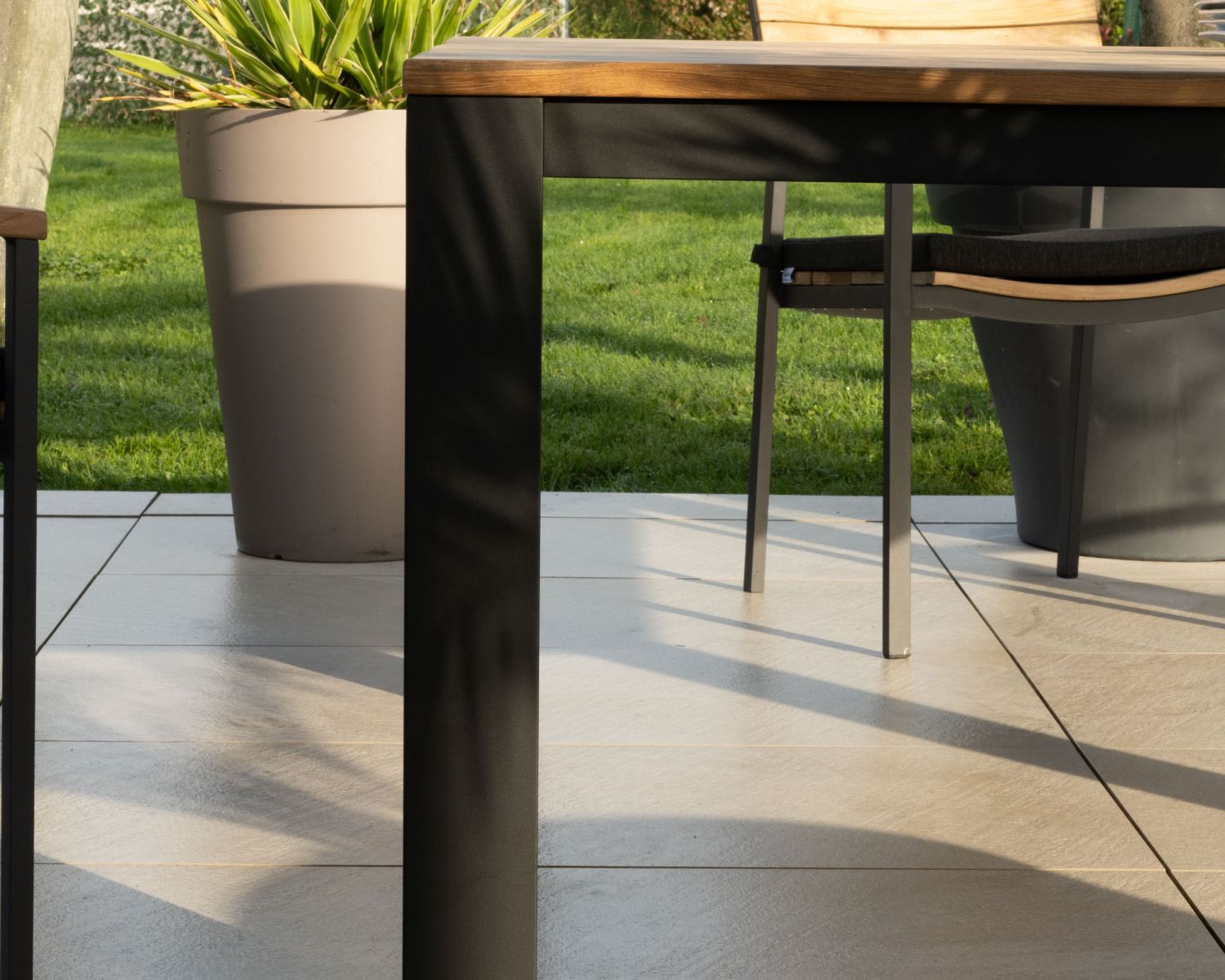 Mesa cuadrada de 160 cm de aluminio y teca reciclada «Ozone» para jardín contemporáneo