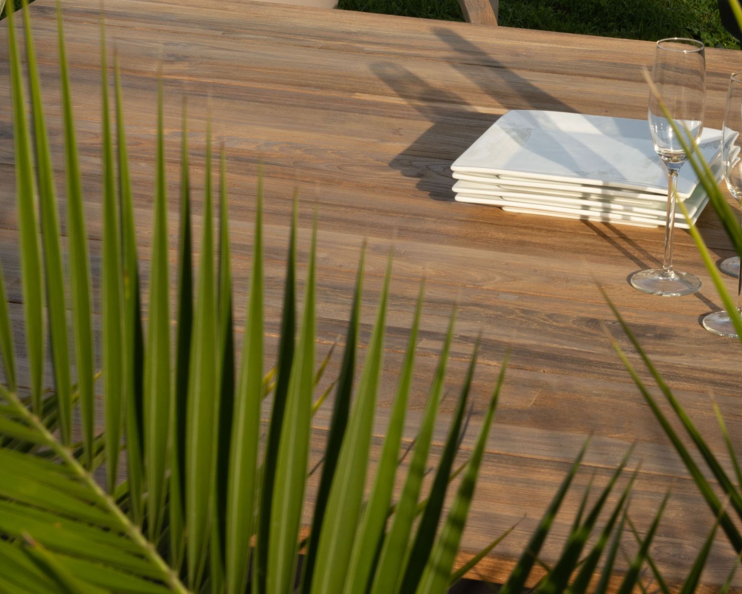 Mesa cuadrada de 160 cm de aluminio y teca reciclada «Ozone» para jardín contemporáneo