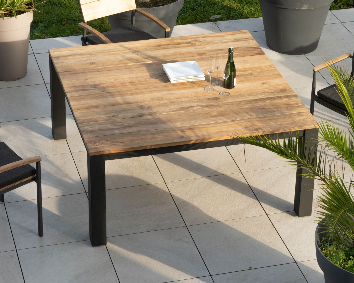 Mesa cuadrada de 160 cm de aluminio y teca reciclada «Ozone» para jardín contemporáneo