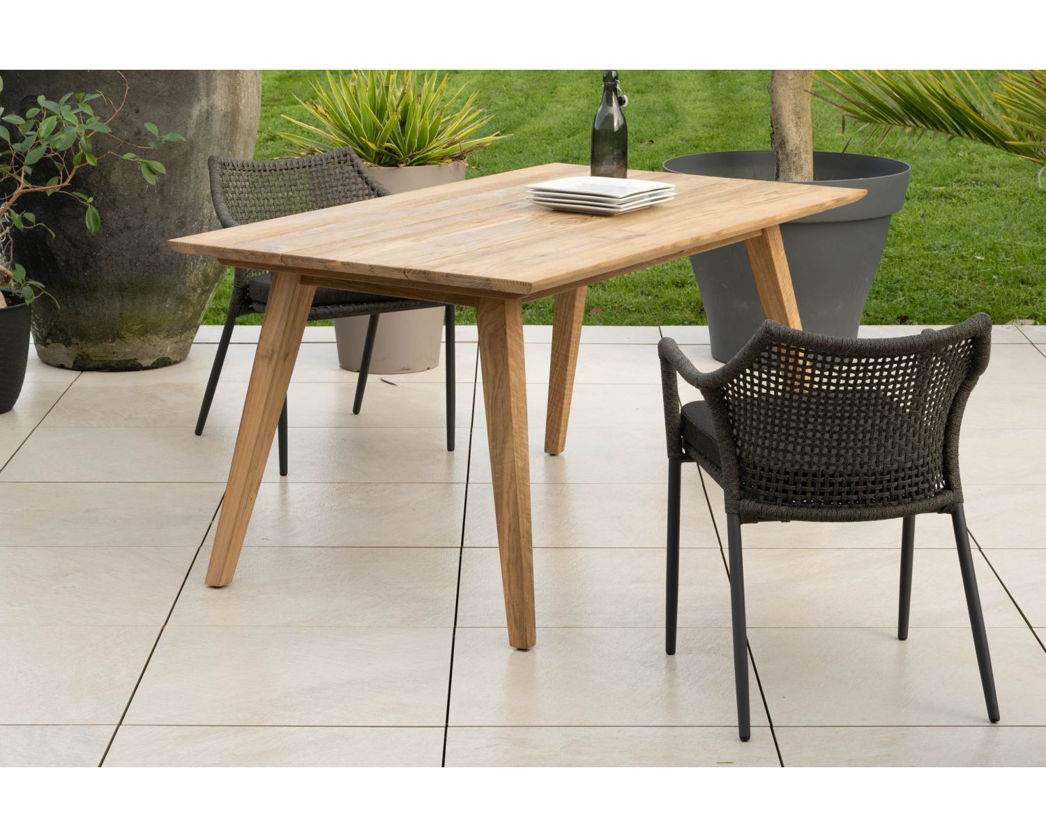 Mesa de comedor especial para exterior de 160 x 90 cm «Tuléo», con un diseño minimalista y de teca reciclada