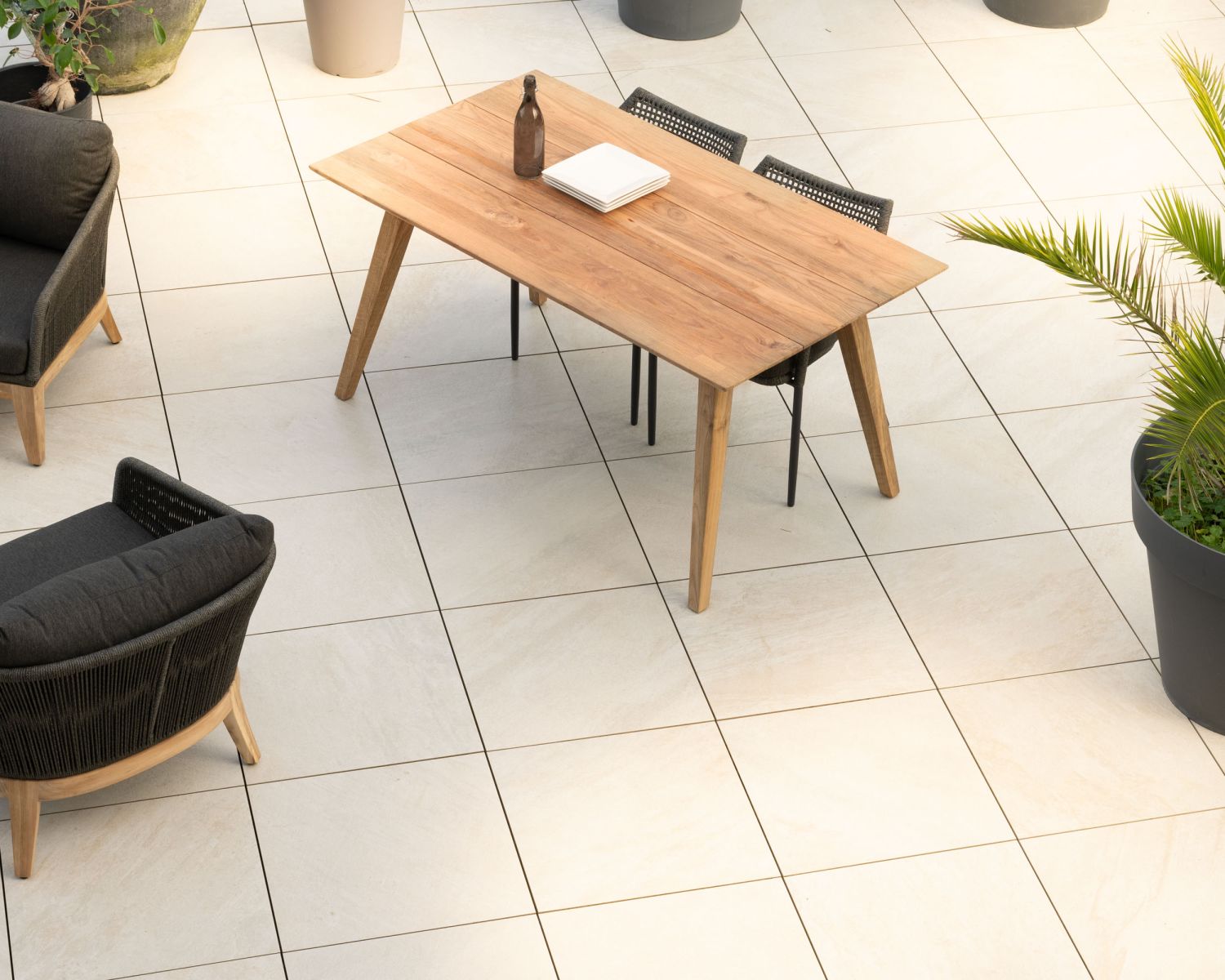 Mesa de comedor especial para exterior de 160 x 90 cm «Tuléo», con un diseño minimalista y de teca reciclada