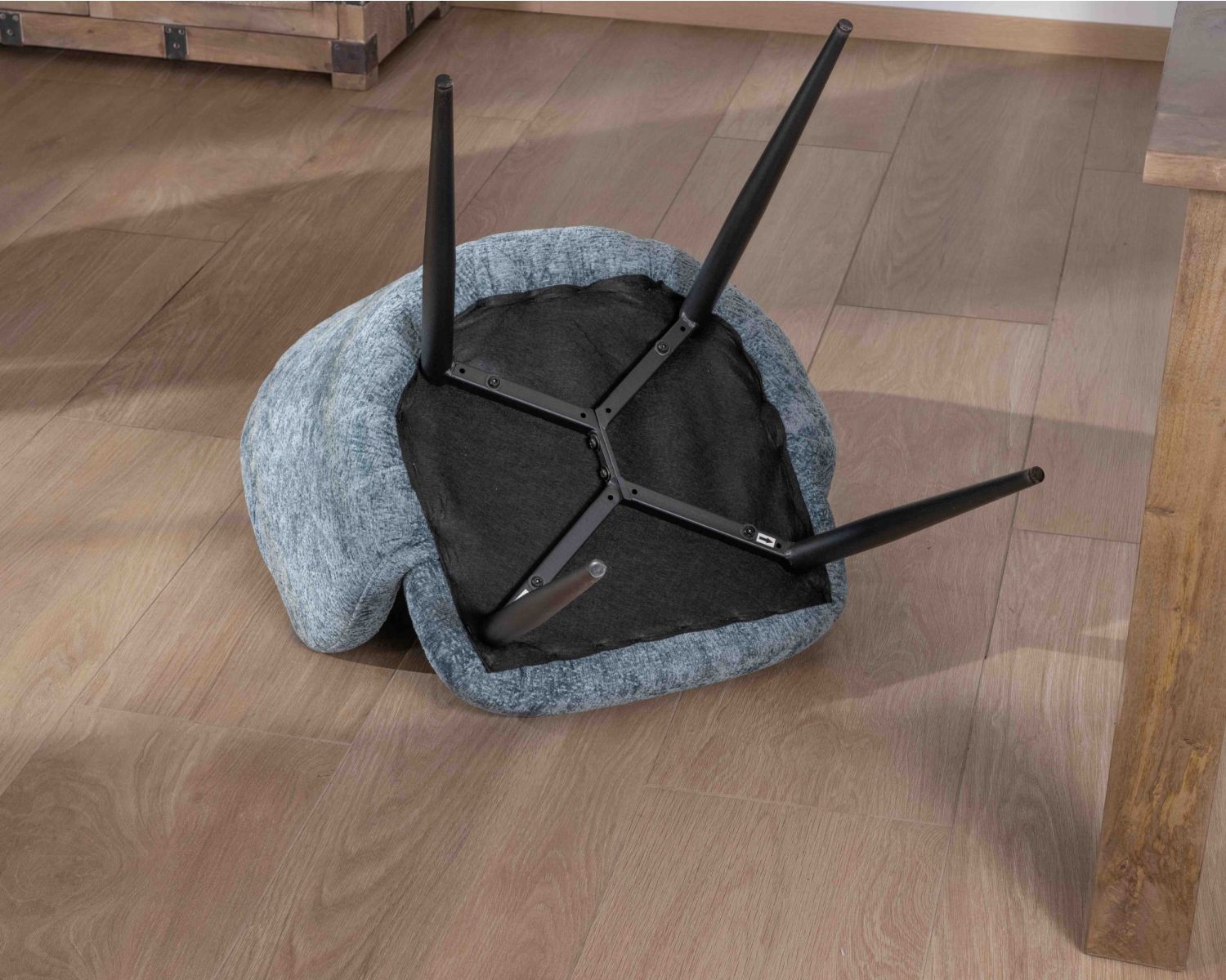 Lote de 2 sillas de comedor de diseño, con tapizado azul y patas de metal negras «Kandy»