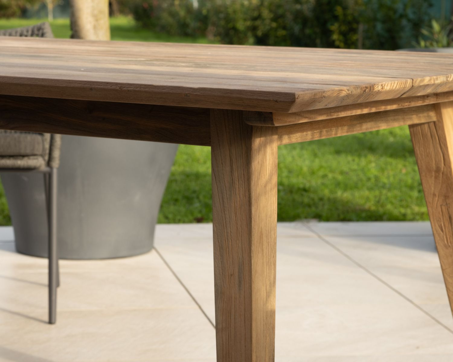 Mesa de comedor especial para exterior de 220 x 100 cm «Tuléo», con un diseño minimalista en teca reciclada