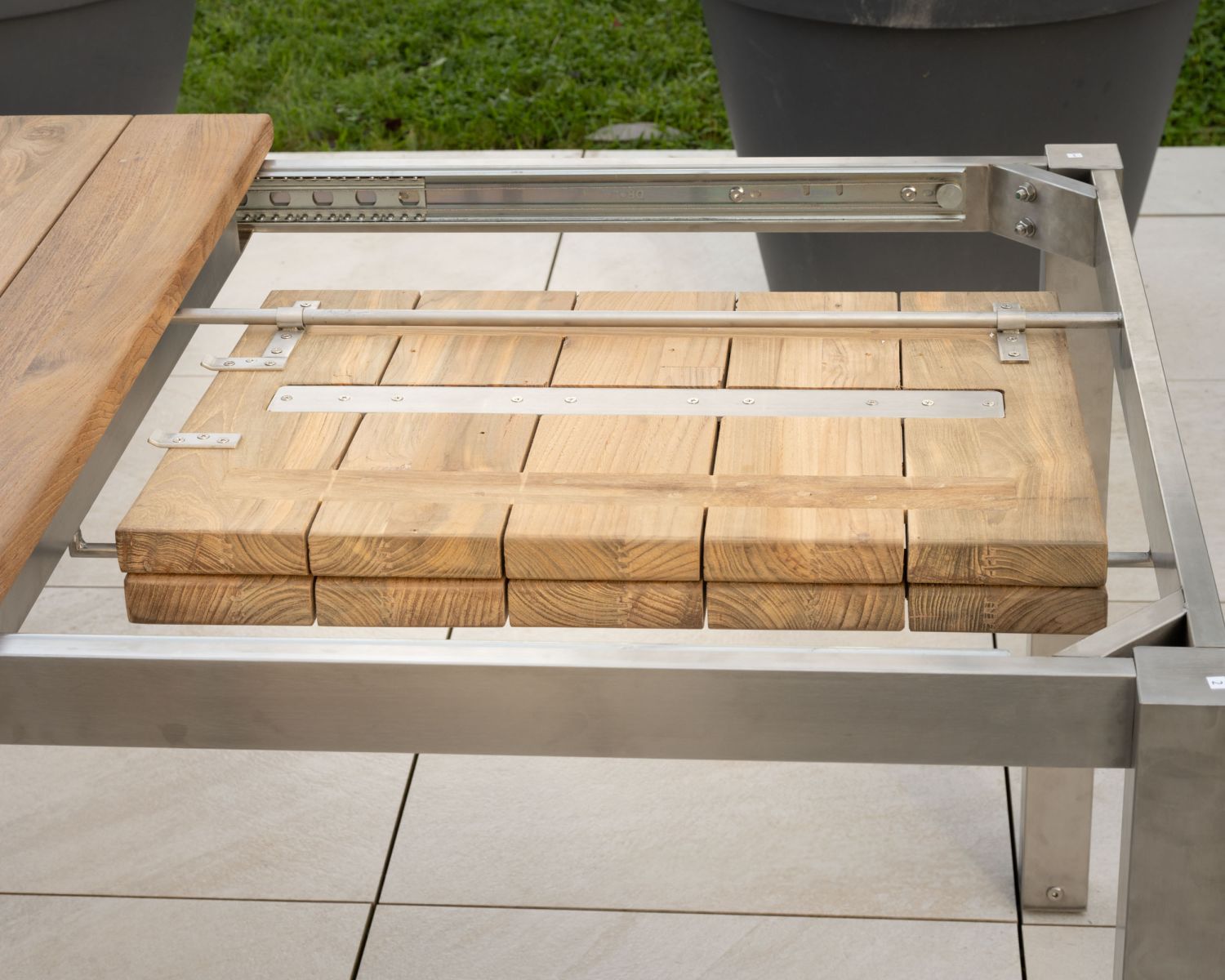 Mesa de jardín grande, extensible y de estilo contemporáneo, de teca y acero inoxidable «Melta», de 180 a 260 cm