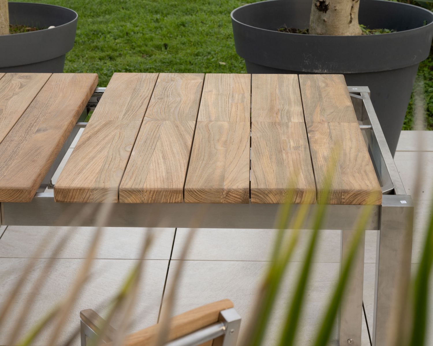 Mesa de jardín grande, extensible y de estilo contemporáneo, de teca y acero inoxidable «Melta», de 180 a 260 cm