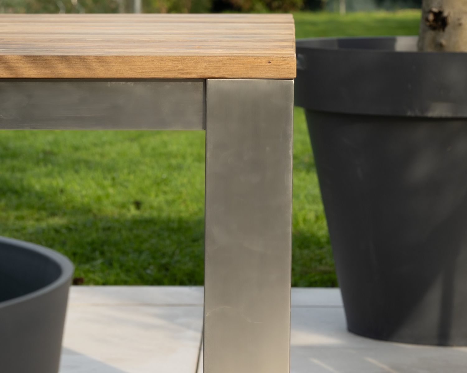 Mesa de jardín cuadrada de 160 cm de teca «Melta» con patas de metal gris acero inoxidable