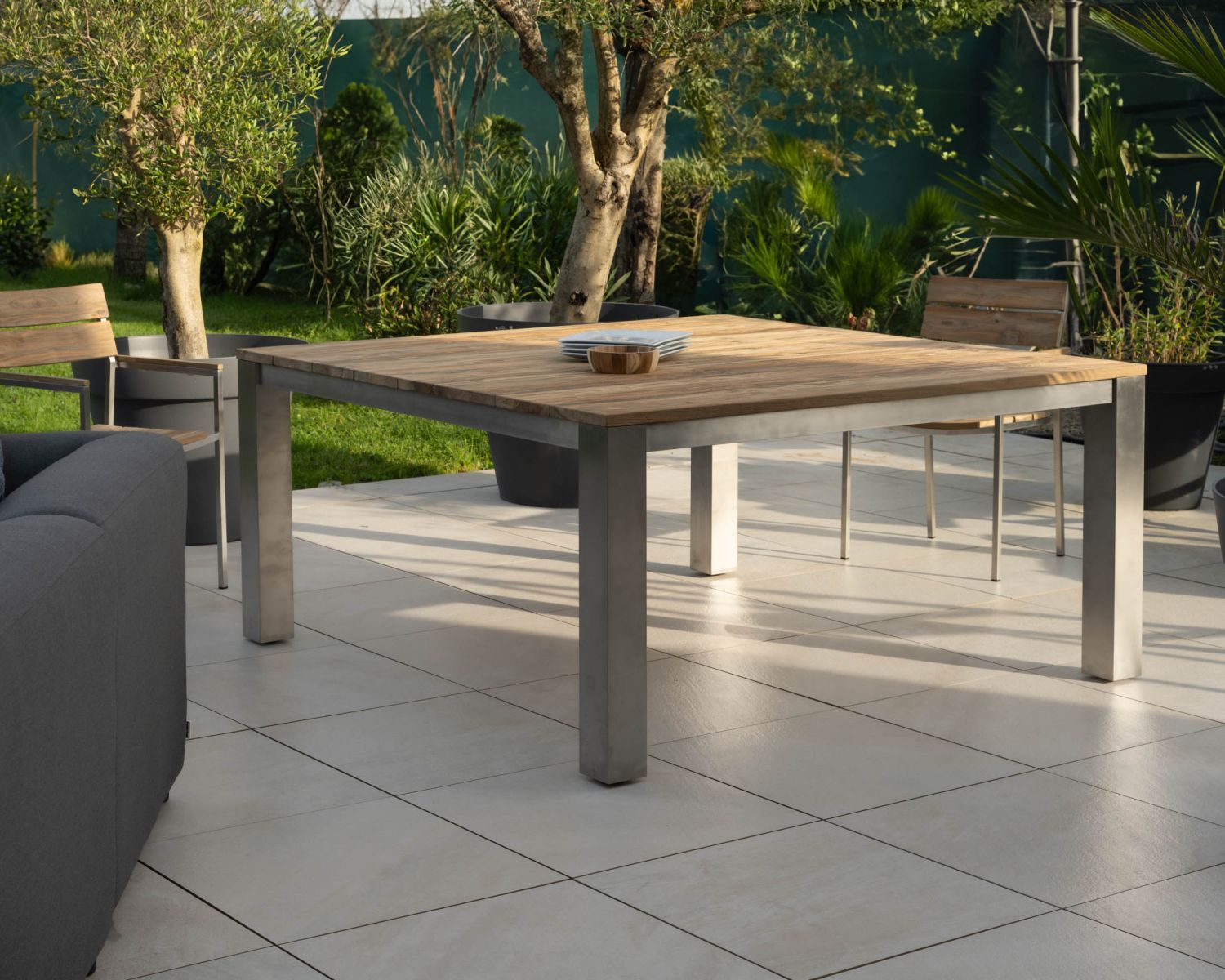 Mesa de jardín cuadrada de 160 cm de teca «Melta» con patas de metal gris acero inoxidable
