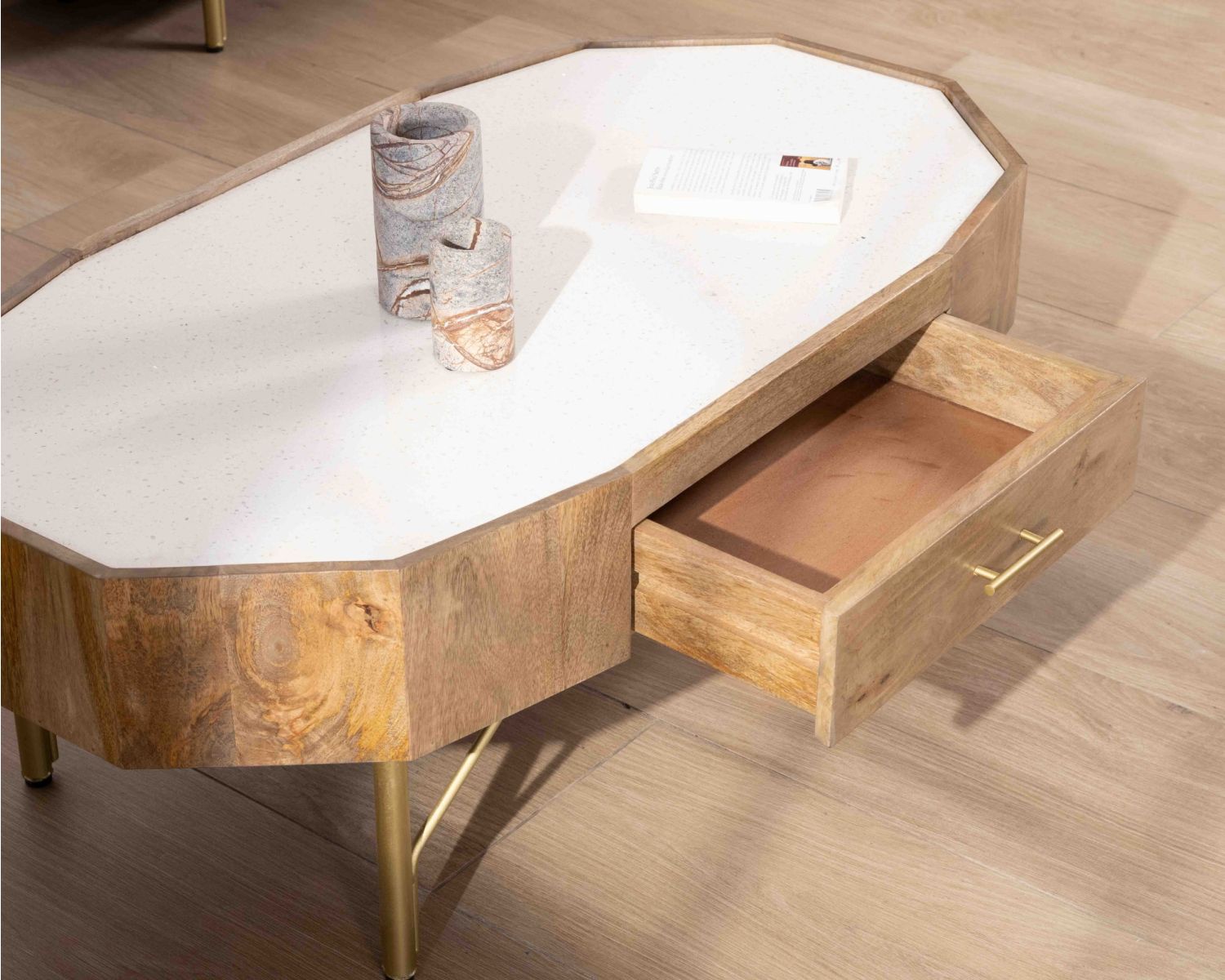Mesa de centro de estilo retro-chic de madera de mango con tablero de terrazo blanco «Bruges»