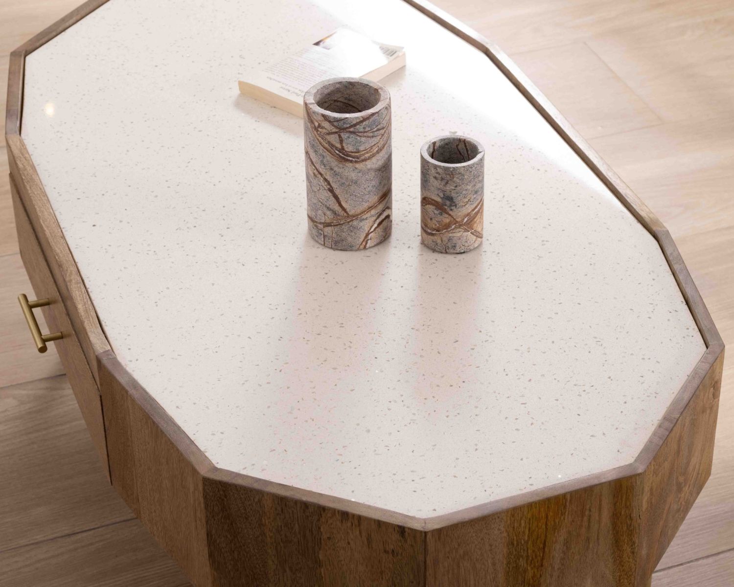 Mesa de centro de estilo retro-chic de madera de mango con tablero de terrazo blanco «Bruges»