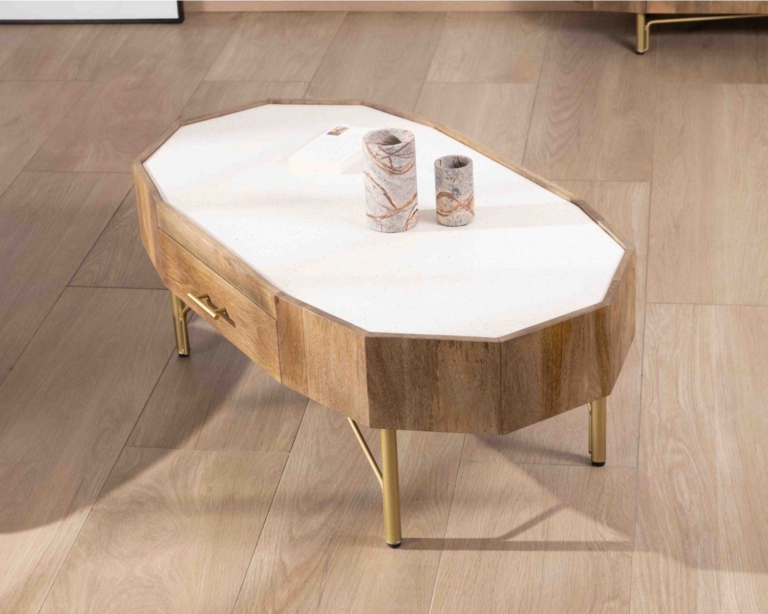 Mesa de centro de estilo retro-chic de madera de mango con tablero de terrazo blanco «Bruges»