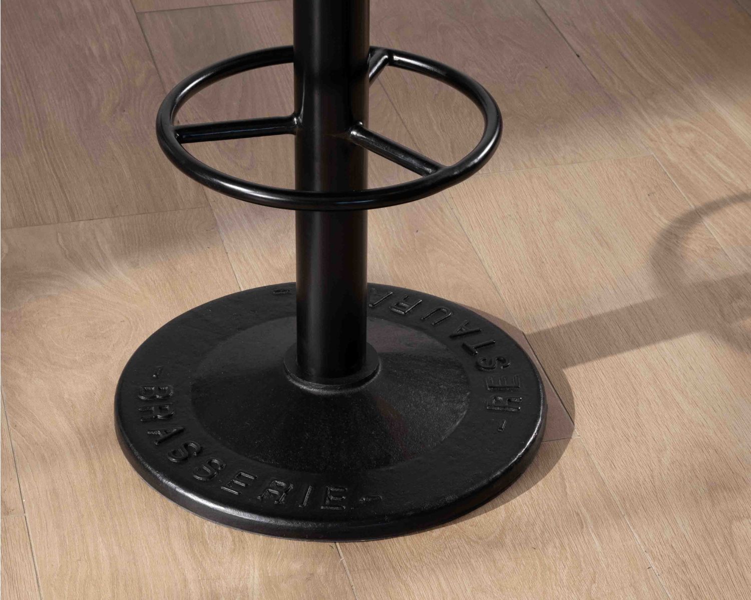 Mesa alta de estilo bistró con tablero cuadrado de acacia y acabado biselado en negro «Palaver Club»