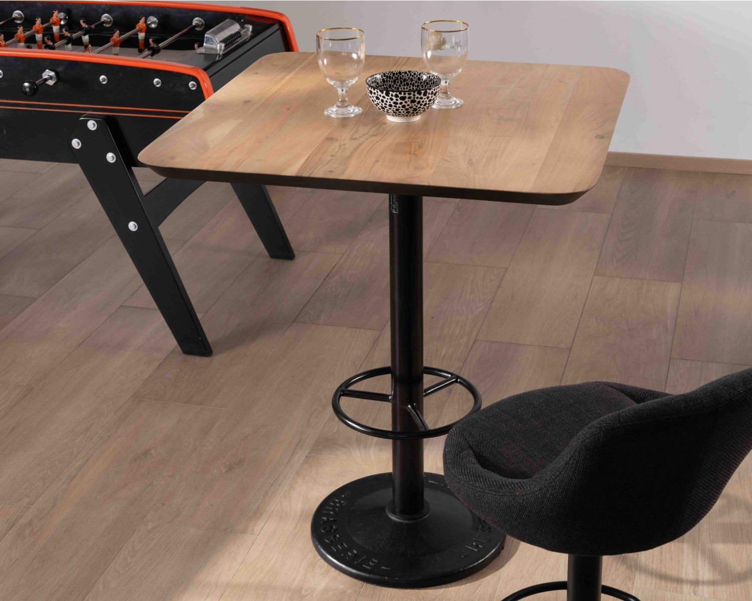 Mesa alta de estilo bistró con tablero cuadrado de acacia y acabado biselado en negro «Palaver Club»
