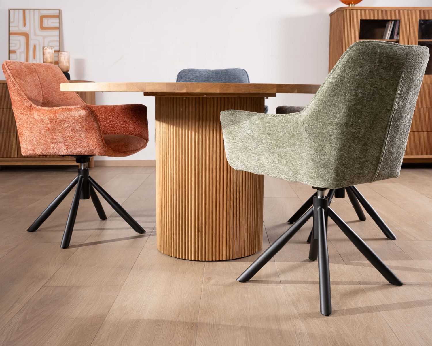 Mesita redonda de 130 cm con pata central acanalada de estilo retro «Winton»