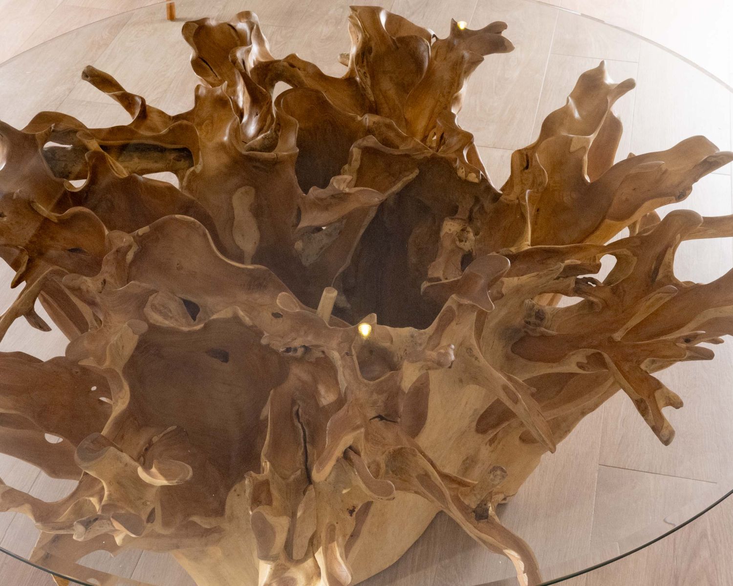 Mesa de comedor redonda de raíz de teca natural con tablero de cristal «Jungle»
